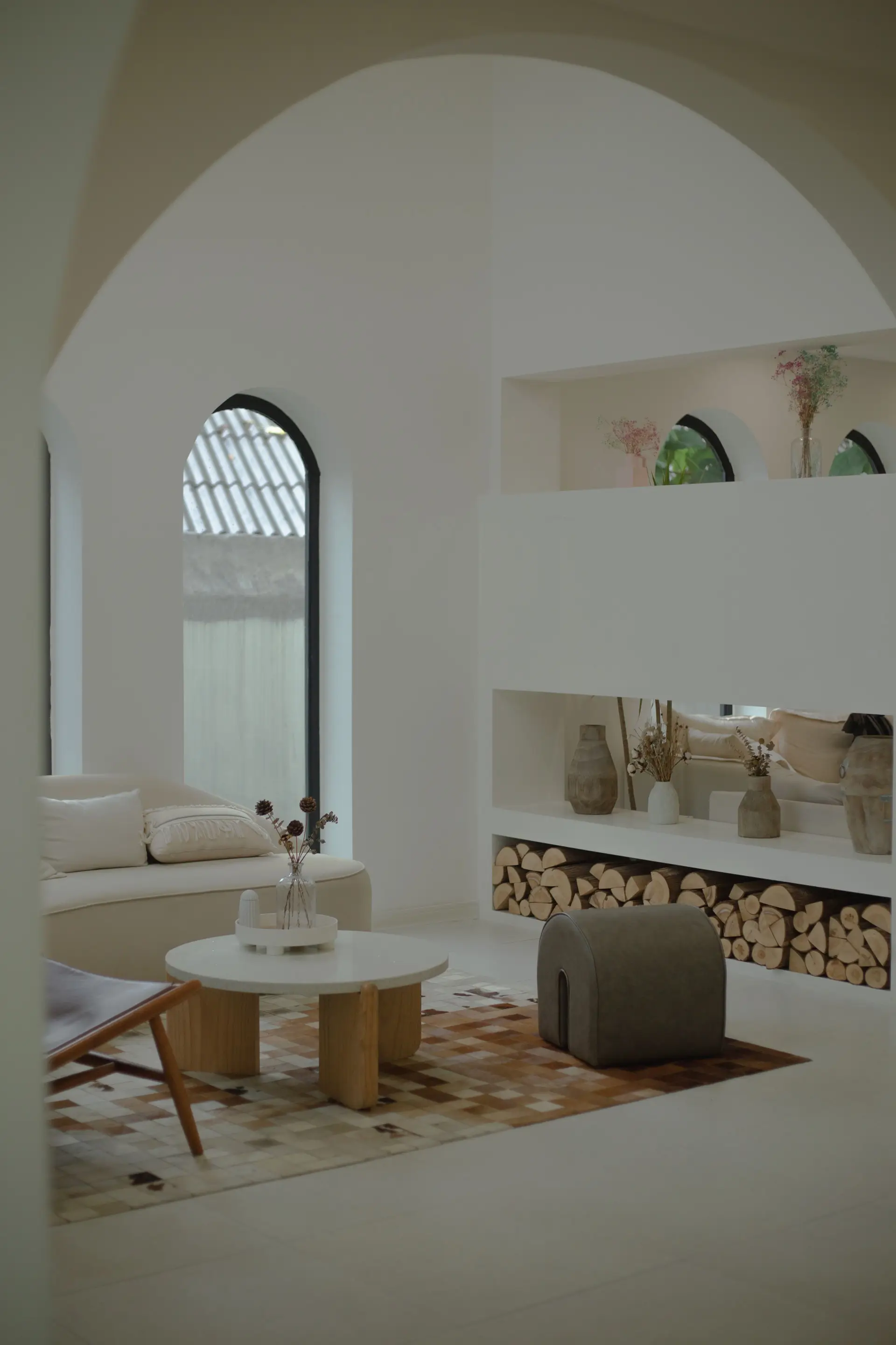 Minimalista modern nappali íves ablakokkal