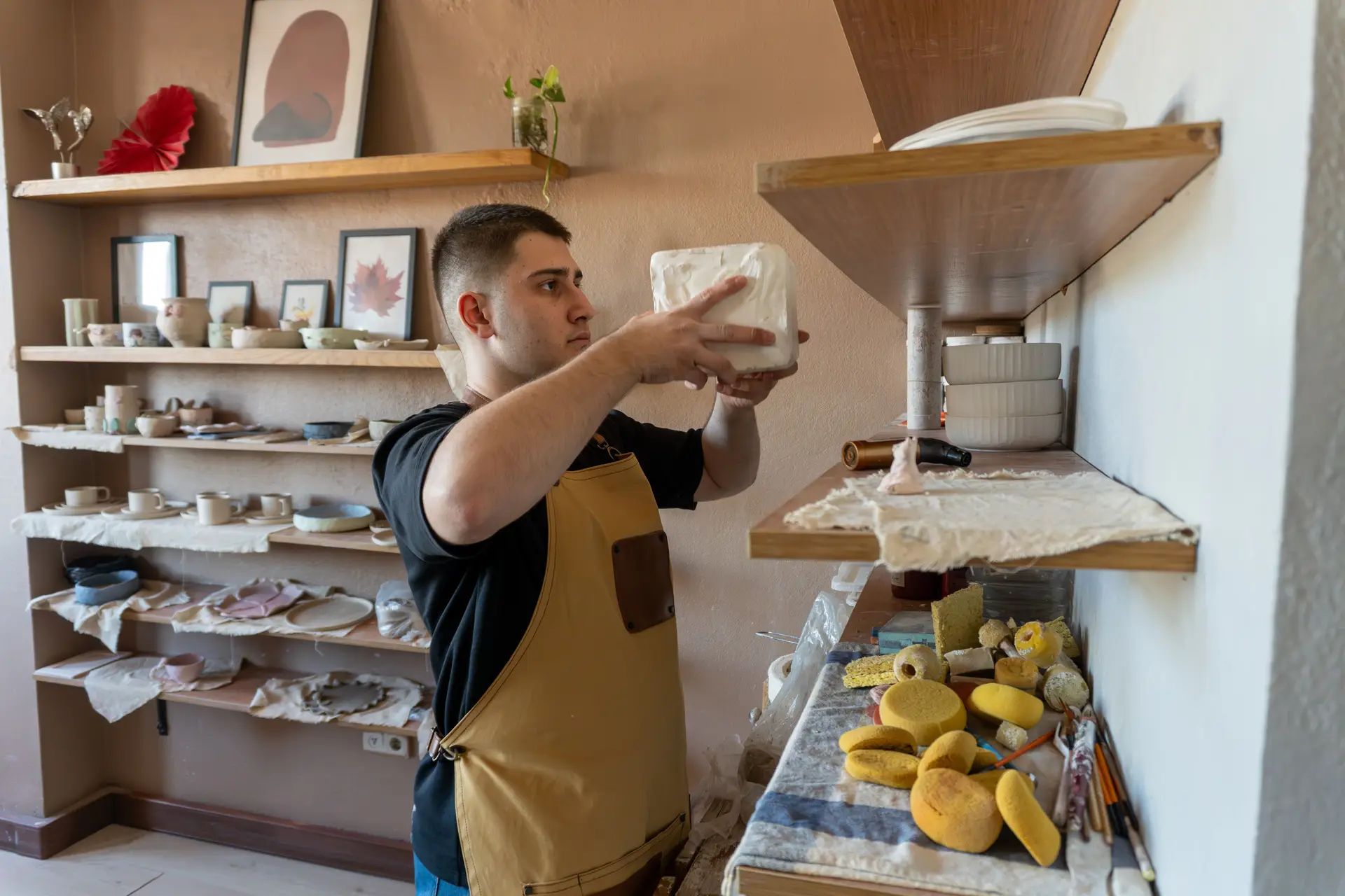 Kézműves munkafolyamat a stúdióban