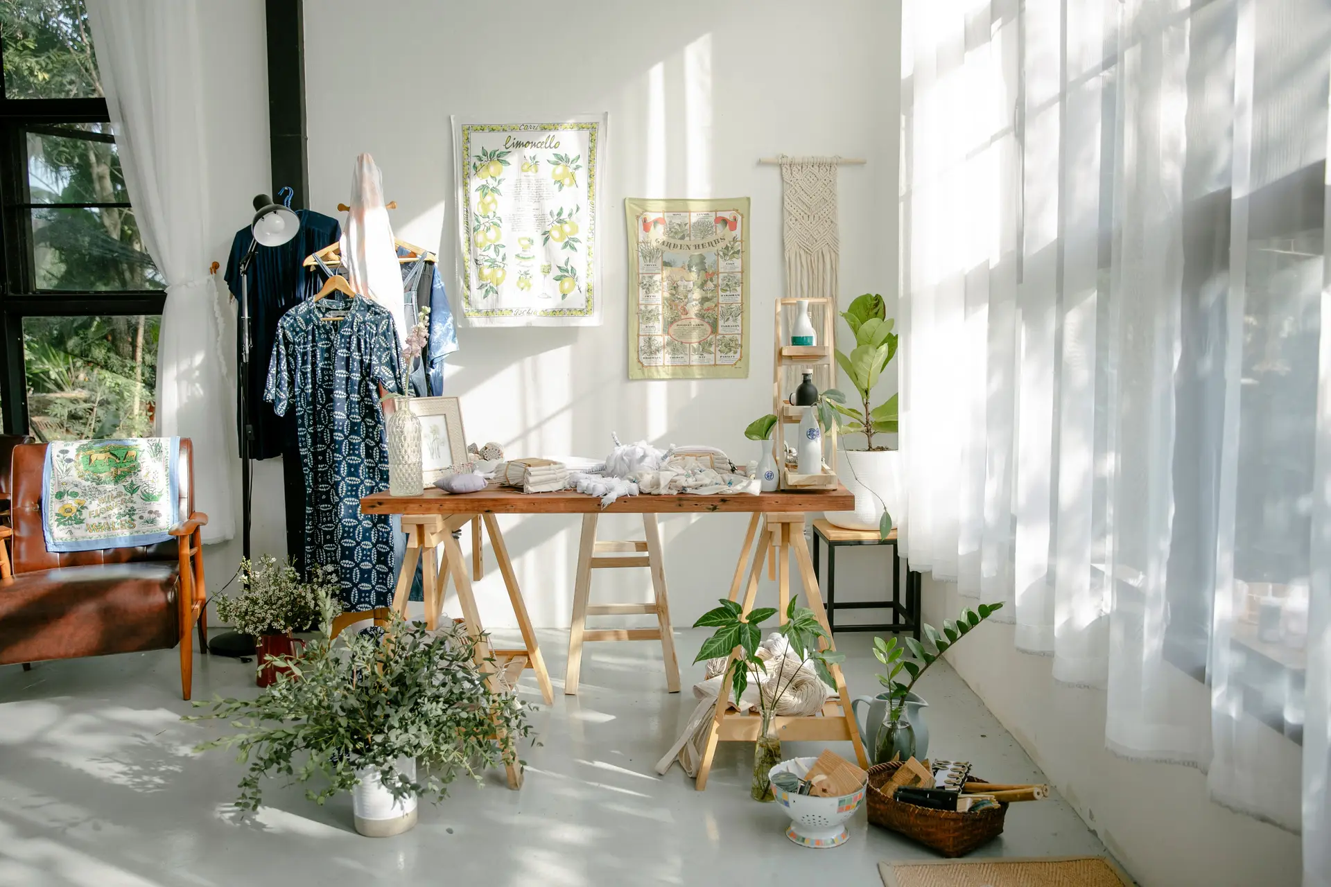 Textil és varróeszközök egy napfényes műhelyben